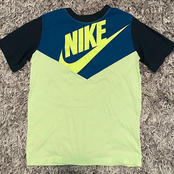Nike Other - NWOT Youth Nike T-shirt. Never worn. Size large.